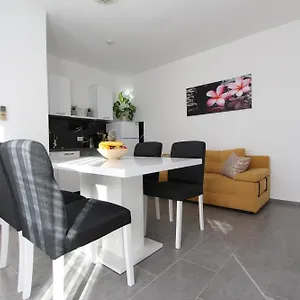 Apartament Hawaii, Banjole